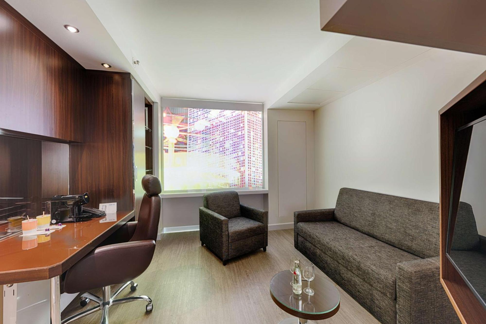 Colour Suite (Windowless Suite),1627929982:JPEG